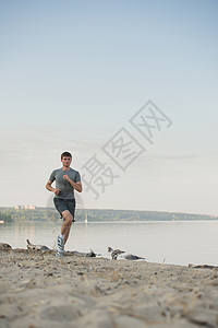 男运动员跑步者海滩跑步锻炼健康的图片