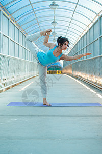 美丽的女人桥上练瑜伽,健康的生活方式健康的图片