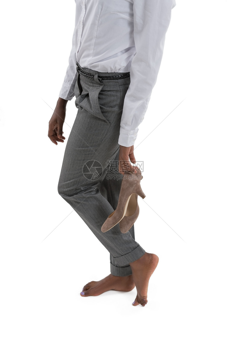 非洲商业妇女脱鞋白色背景图片