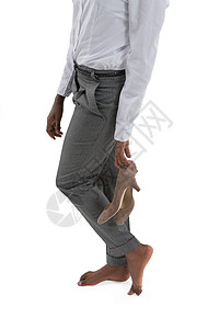 非洲商业妇女脱鞋白色背景图片