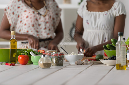 两个目全非的非洲妇女厨房饭,用蔬菜健康的食物沙拉图片