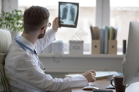 思想的医生医疗办公室着胸部肺部X光图片