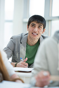 群学生教室里学混合种族学生梦想向上看,同时笔记图片