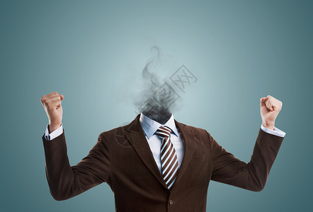 过度劳累的职业男子站无头的烟雾代替他的头强烈的压力图片