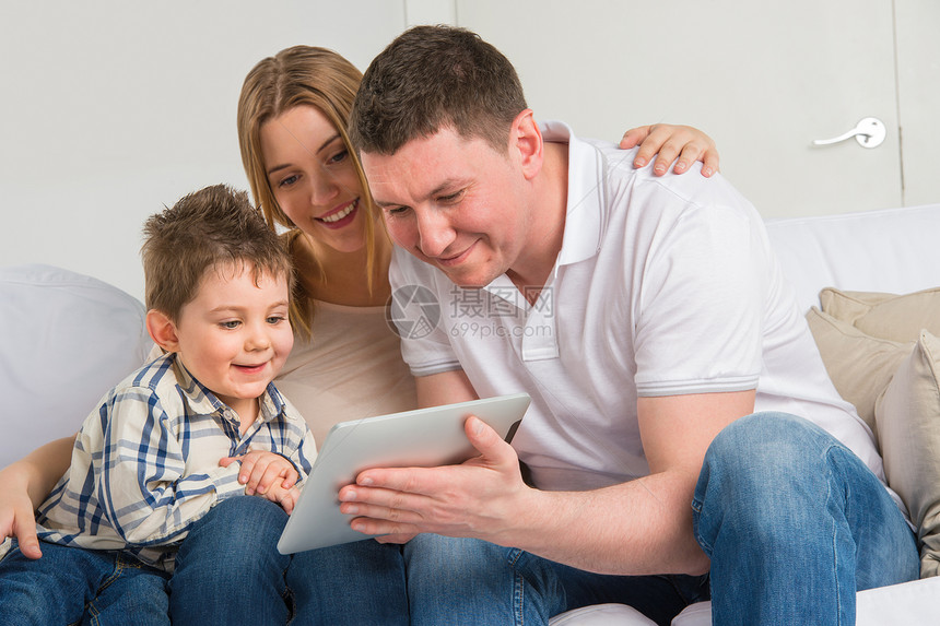幸福的家庭家里用电子平板电脑玩图片