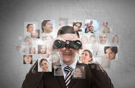 人力资源,CRM,评估中心社交媒体商人望远镜寻找员工他周围很多人画像背景图片