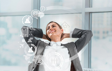技术女商人虚拟界与网络社交媒体图标图片