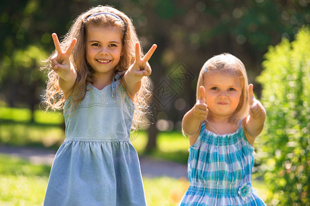 快乐的童小女孩公园的户外玩得很开心图片