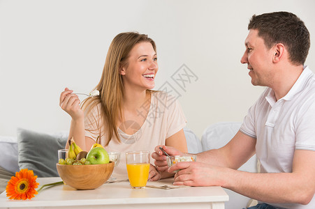 快乐的夫妇家吃饭吃早餐图片