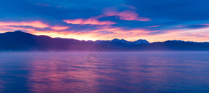 太阳升阴影山后,科罗拉多与大湖前景背景