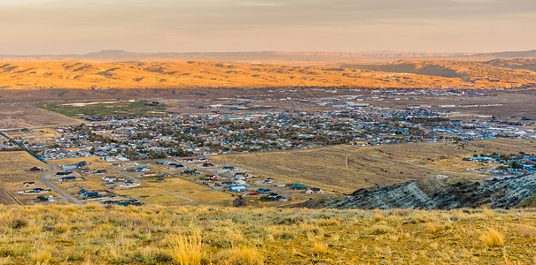 野马风景区环线俯瞰岩石泉镇背景图片