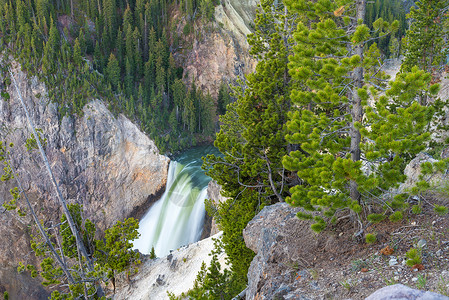 下瀑布黄石公园的大峡谷,怀俄明州河高清图片素材