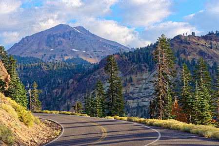拉森火山公园公路与凹凸山背景背景图片