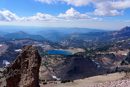 拉森峰拉森火山公园的远景,以海伦湖为前景背景图片