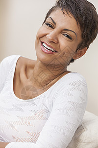 幸福微笑的中非裔美国妇女夫妇拥完美的牙齿背景图片