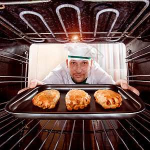 厨师烤箱里准备糕点,烤箱内部查看烤箱里饭图片