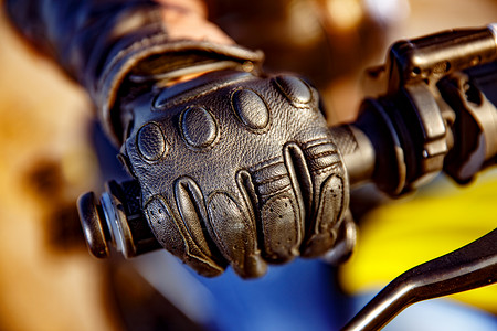 摩托车手套人的手摩托车赛车手套持摩托车油门控制手保护免受跌倒事故背景