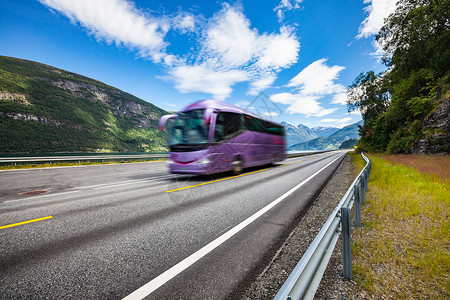 挪威公路上的旅游巴士旅游巴士运动模糊图片
