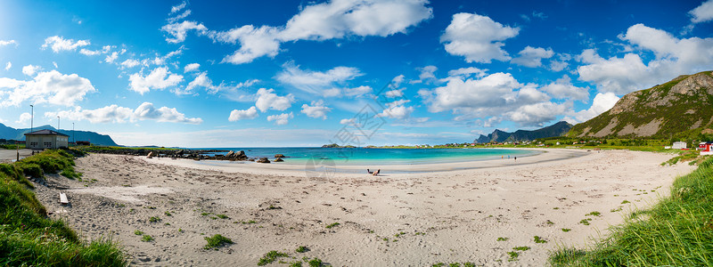 全景海滩掠夺岛挪威诺德兰县的个群岛以独特的风景而闻名,戏剧的山脉山峰,开阔的大海庇护的海湾,海滩背景图片