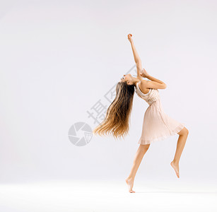 苗条而才华的芭蕾舞摆姿势高清图片素材
