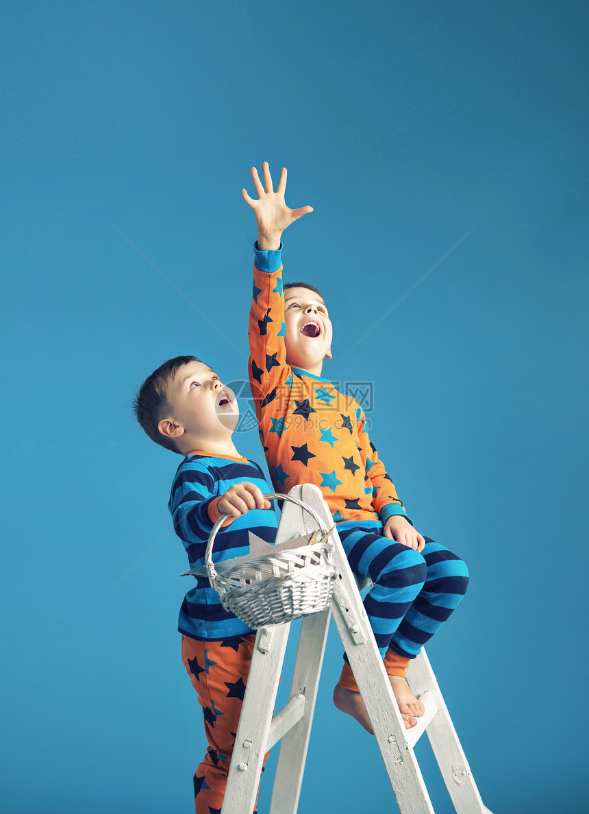 小男人通往梦想的魔法梯子上图片