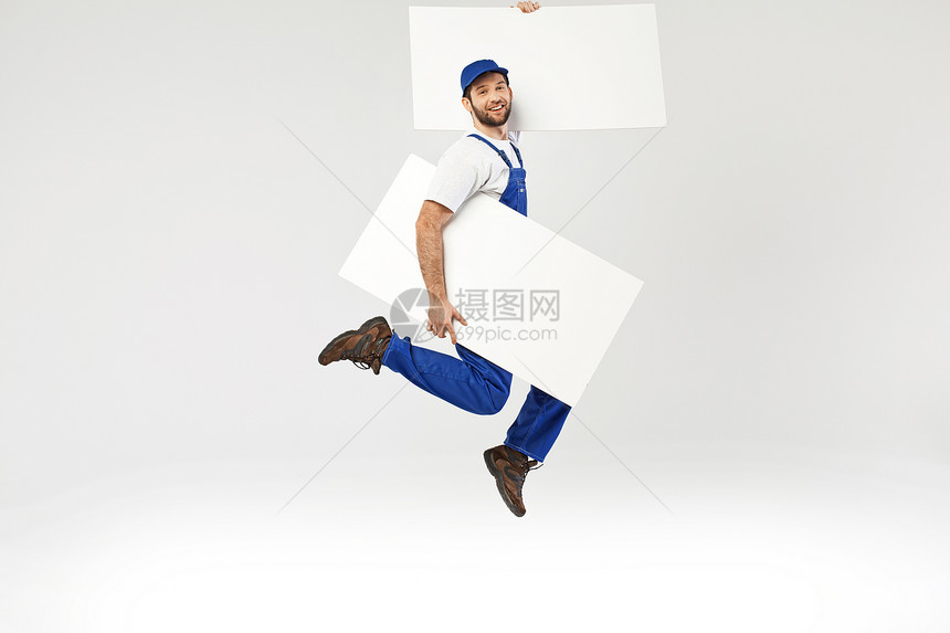 跳跃员工的肖像图片