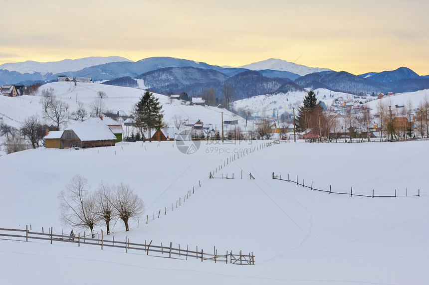 冬季罗马尼亚村庄山区景观图片