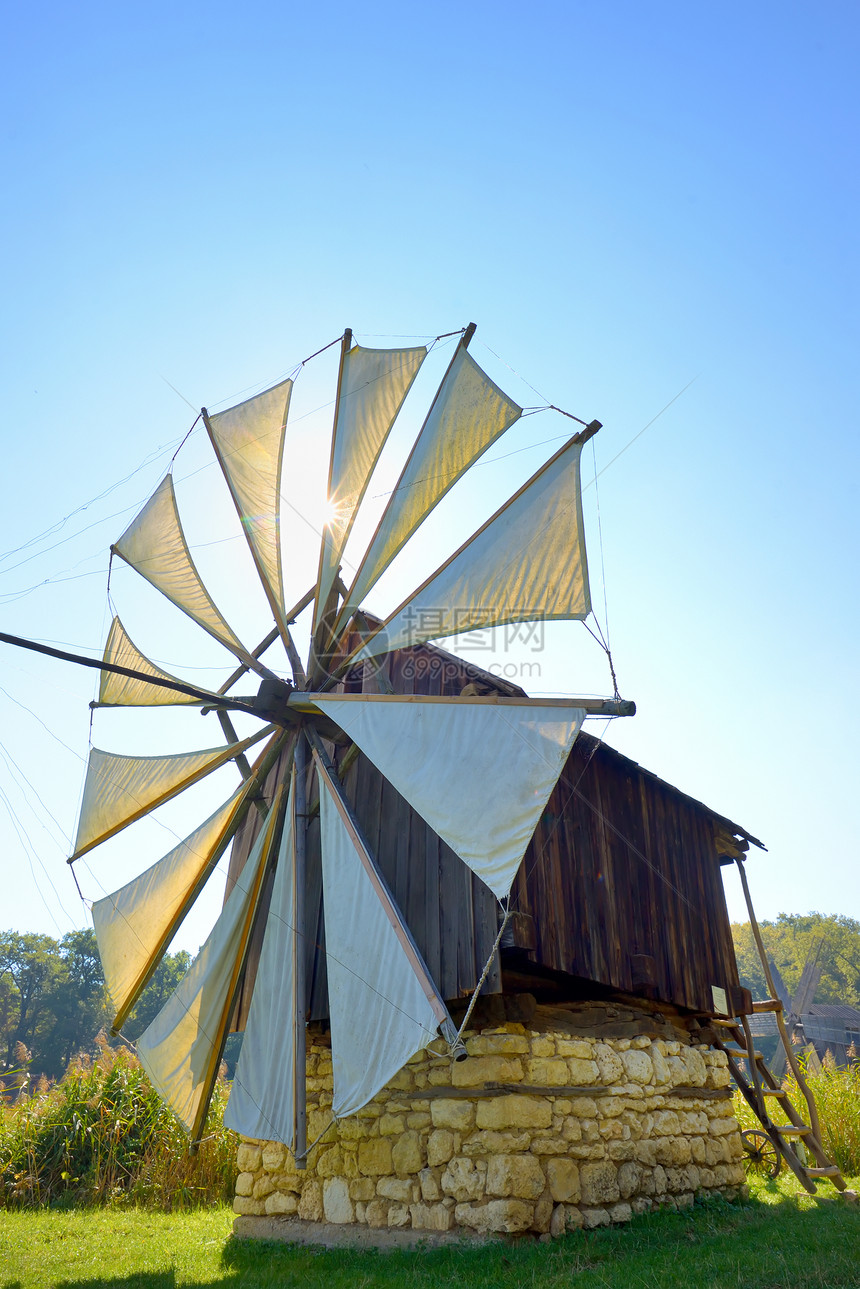 罗马尼亚锡比乌的中世纪风车图片