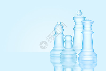 战略领导理念冰制成的冰霜国际象棋人物,站准备比赛,就像张家庭照片上样图片