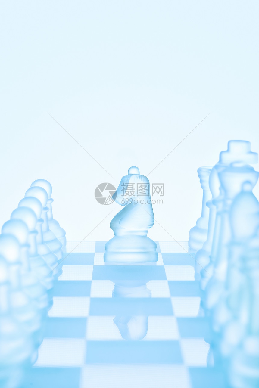 国际象棋的,个冰霜的国际象棋骑士站棋盘上的棋子,准备个l形的动作图片