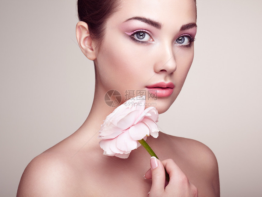 美丽的轻女人的肖像花黑发女人,化妆豪华完美的皮肤睫毛化妆品眼影图片