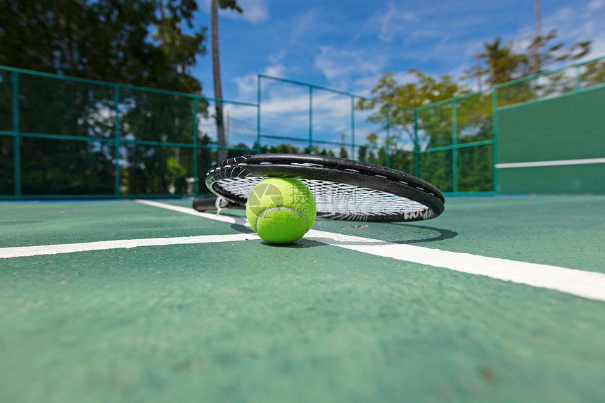 网球网球拍球场上网球网拍球场特写上图片