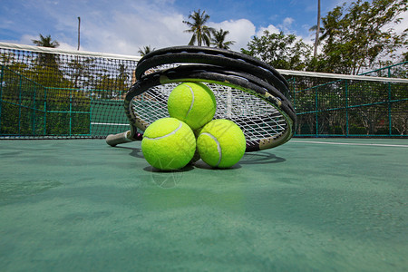 网球球拍球场上网球球拍球场特写上图片