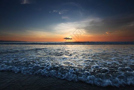 巴厘岛的海滩日落巴厘岛日落图片
