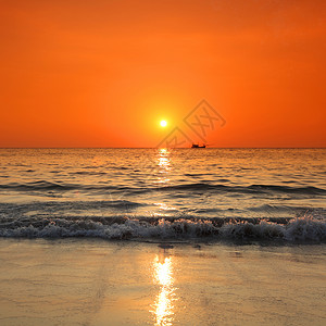 泰国海上日落泰国传统长尾船的日落轮廓图片