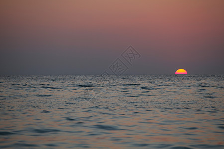 日落海上日落时海上美丽的圆形太阳图片