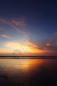 巴厘岛的海滩日落辐射的海滩日落图片