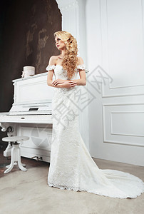 新娘穿着长裙火车长发婚礼发型背景图片