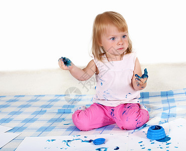 小女孩工作室里玩画画油漆高清图片素材