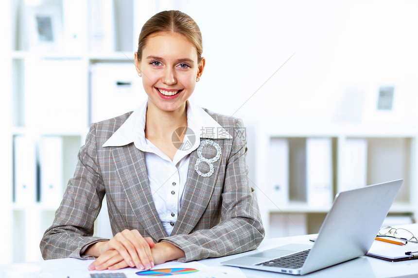 商业中的轻金发女人穿着办公室环境图片