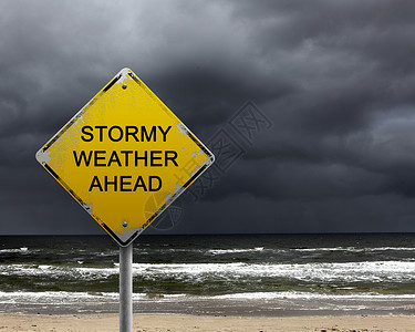 前方暴风雨天空下恶劣天气的黄色警告标志绝望高清图片素材