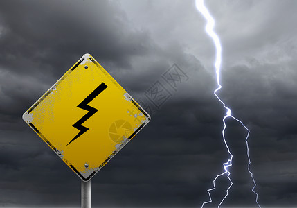前方暴风雨天空下恶劣天气的黄色警告标志路标高清图片素材