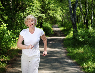 老妇人喜欢公园里跑步健康的生活方式图片