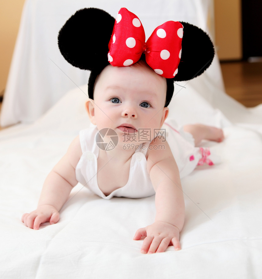 大老鼠耳朵的小婴儿的肖像图片