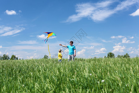父亲儿子夏天玩风筝图片