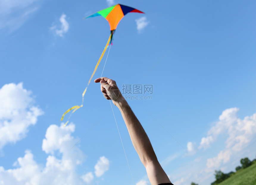 风风筝蓝色的夏日天空中飞翔图片