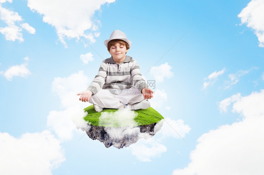 小可爱的男孩放松小男孩坐云上沉思的形象图片