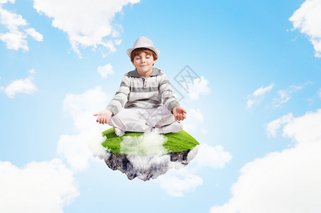 小可爱的男孩放松小男孩坐云上沉思的形象图片