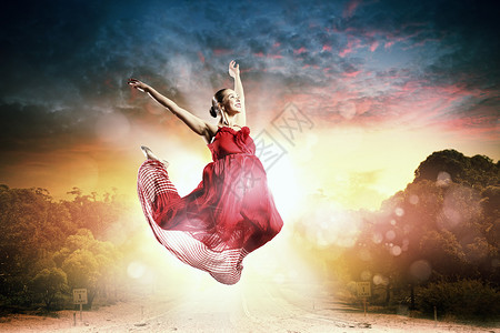 女芭蕾舞女芭蕾日落背景下户外舞蹈的形象图片