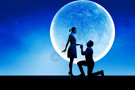 男人提出建议月光下浪漫情侣的剪影女孩高清图片素材